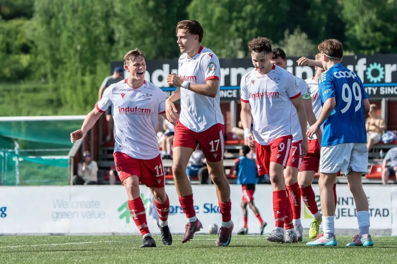 Levanger FK-spillere jubler etter et mål